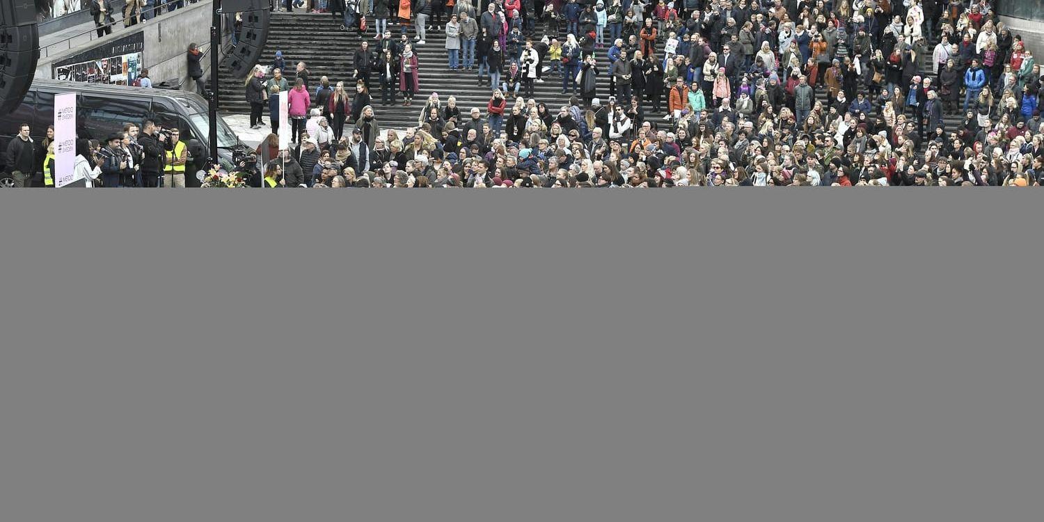 Publik under #metoo-manifestationen på Segels torg i Stockholm mot sexuella trakasserier och övergrepp.