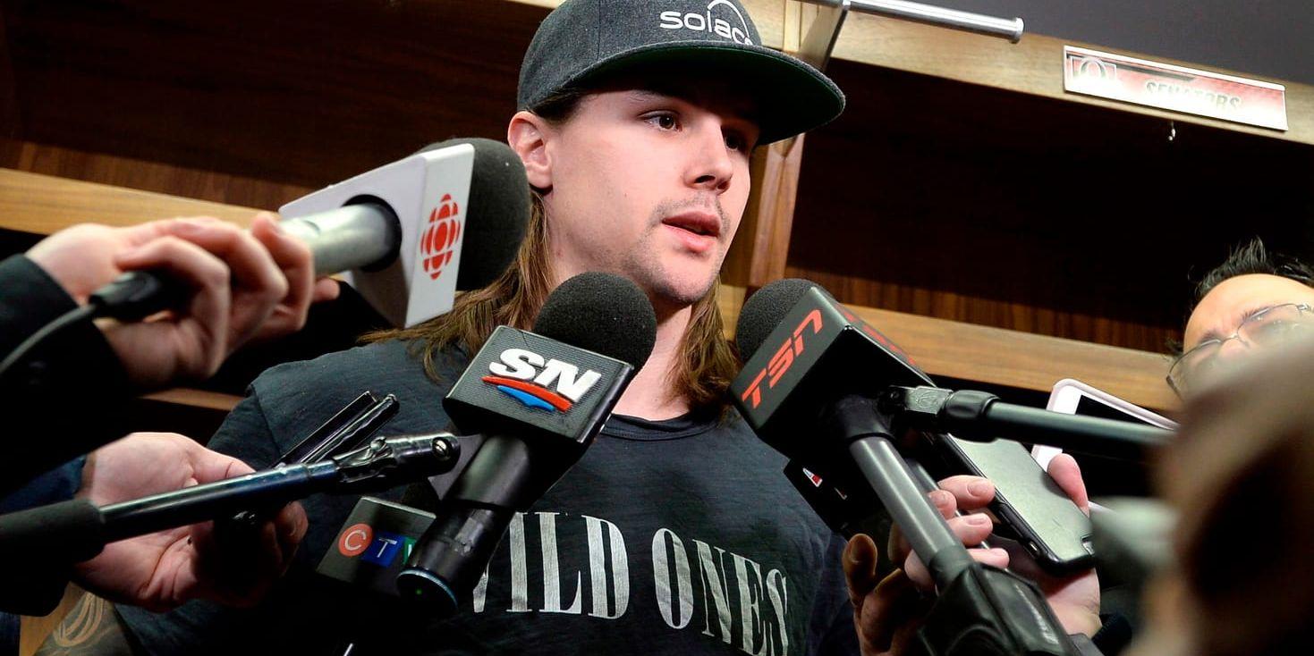 Ottawas lagkapten Erik Karlsson intervjuas när laget städar omklädningsrummet efter säsongen.