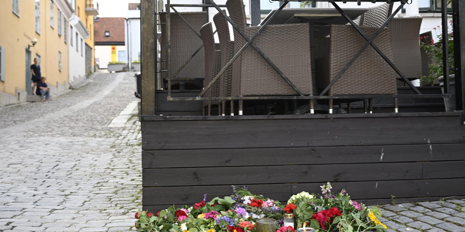 Blommor vid Donners plats i centrala Visby efter dådet. Arkivbild.
