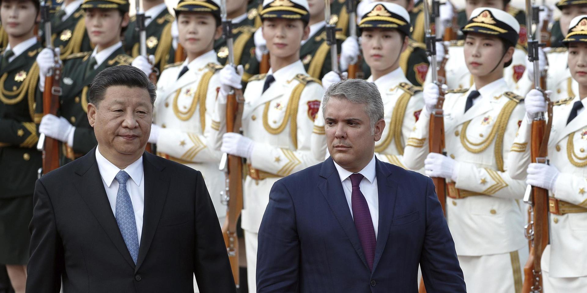 Colombias president Iván Duque, till höger, då han välkomnades av Kinas president Xi Jinping under ett besök i Peking i juli 2019.