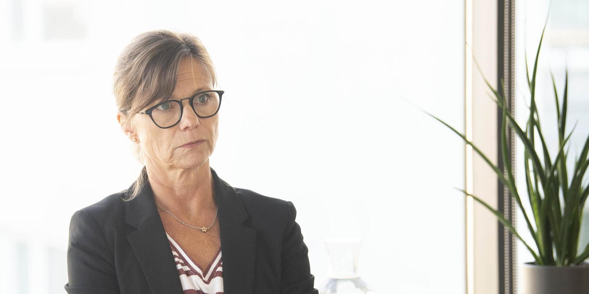 Enligt HFAB är styrelsen och vd:n överens om att gå skilda vägar – men Catharina Rydberg Lilja säger själv att hon inte fått veta varför hon får sparken.