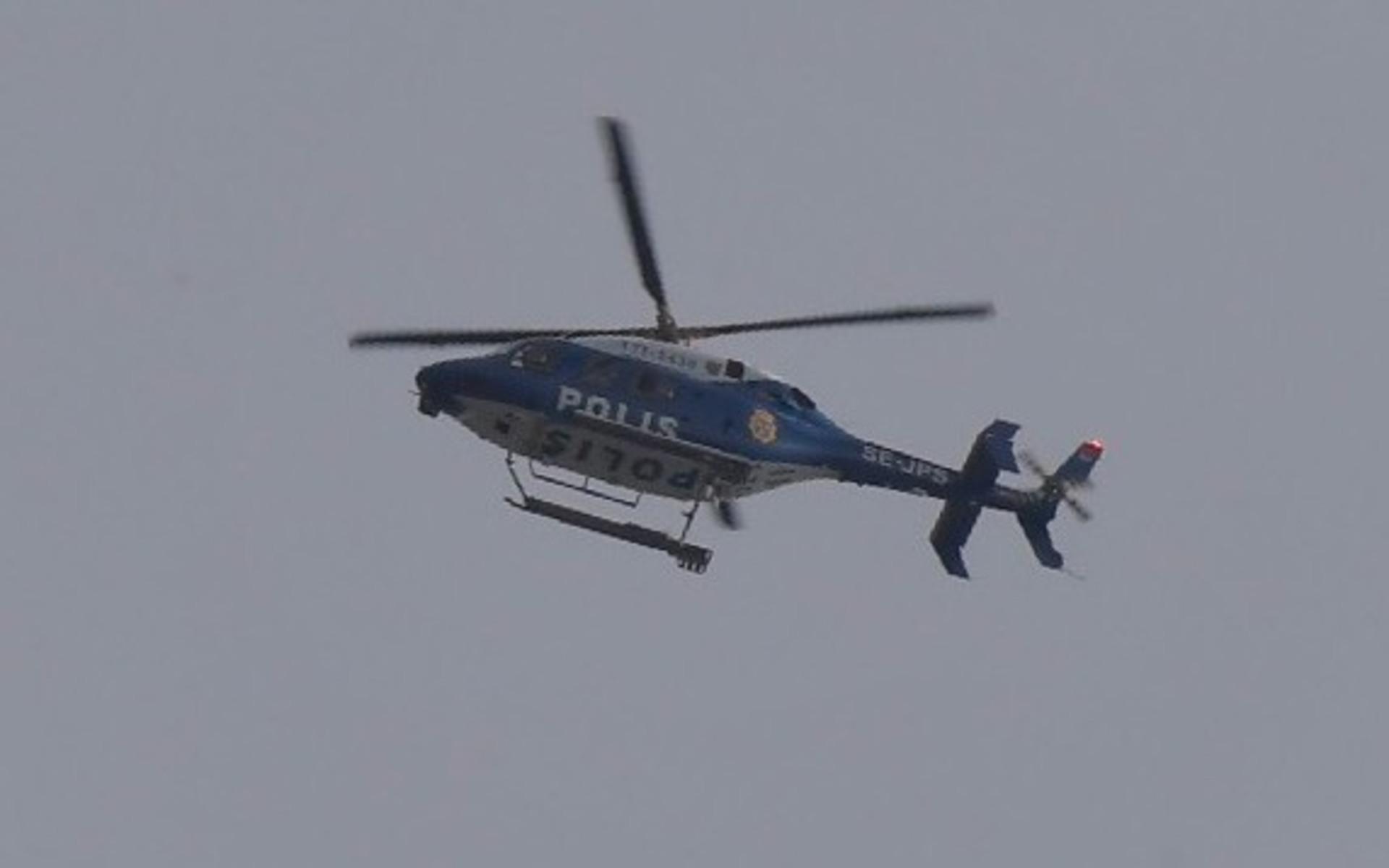 En helikopter cirkulerar kring området vid Linehed. Den har bland annat synts till över Östergårdsskolan. 