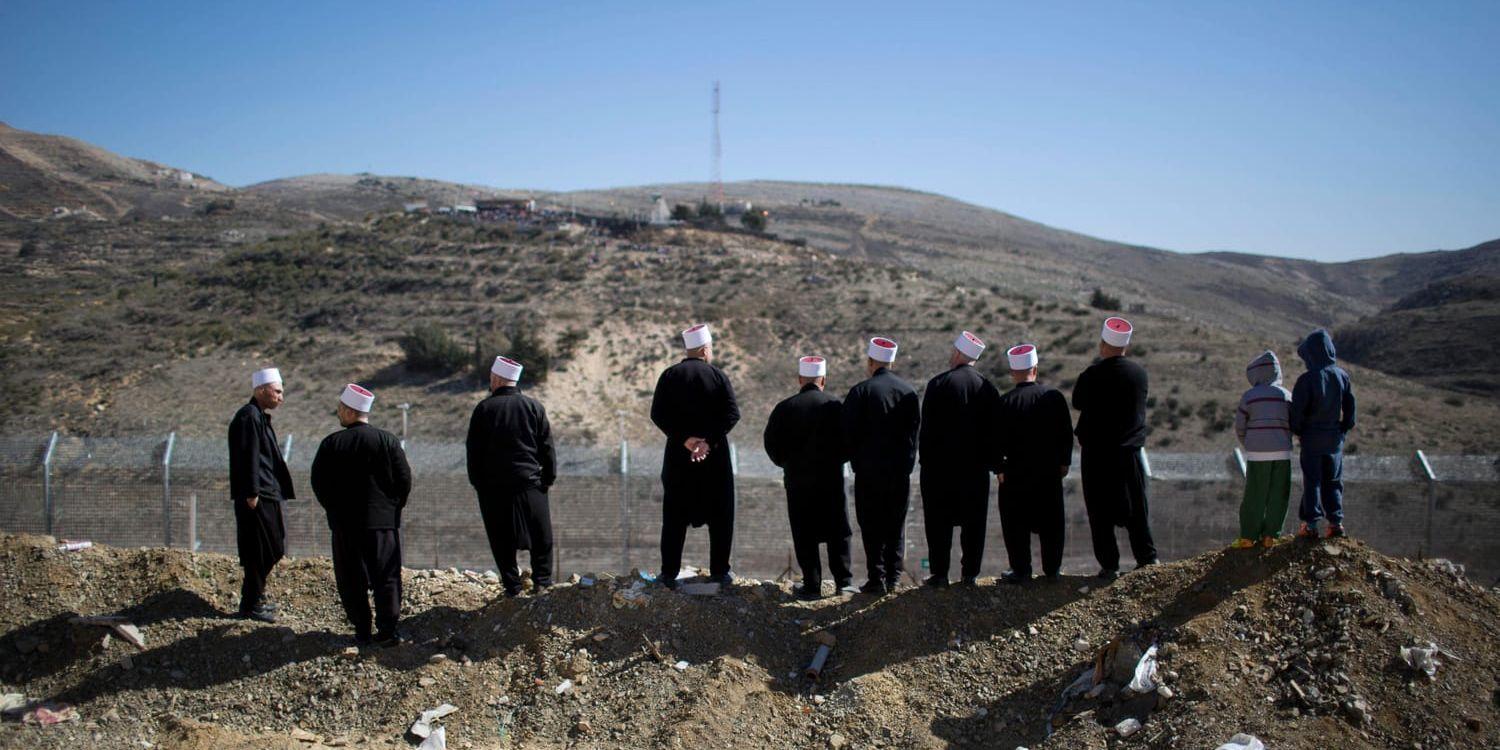 En grupp druser protesterar mot Israels ockupation av Golanhöjderna i februari 2014. Runt 20 000 druser bor i området, och många av dem identifierar sig fortfarande som syrier. Arkivbild.