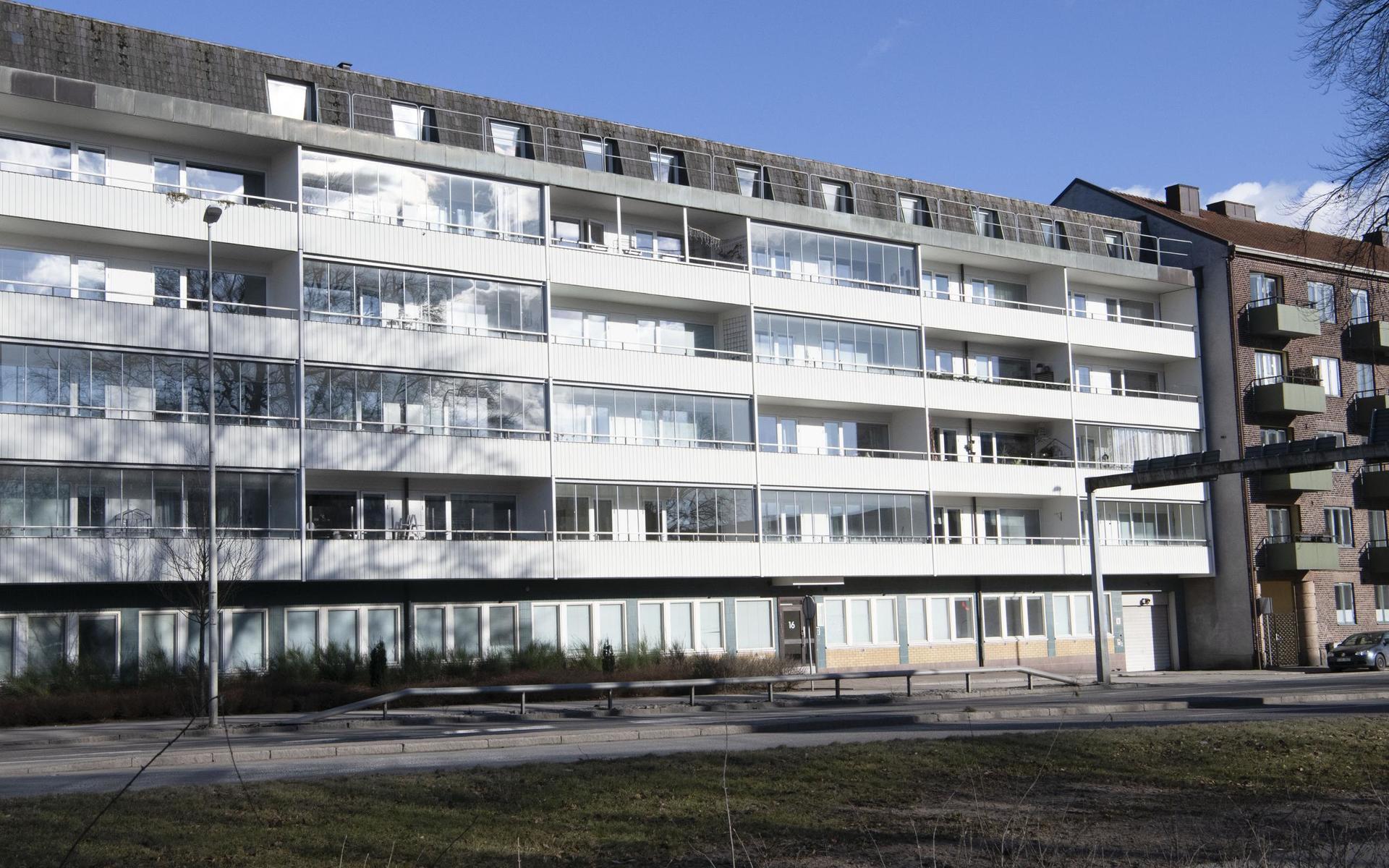 De 41 lägenheterna i det här huset på Badhusgatan ska HFAB nu sälja. Huset byggdes 1969 och ligger precis där Järnvägsleden övergår i Norra infartsleden