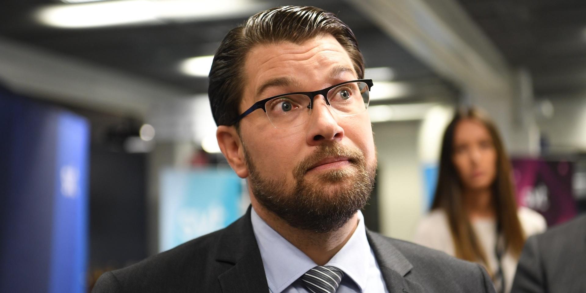 SD:s partiledare Jimmie Åkesson får hantera ytterligare en skandal sedan en medarbetare på riksdagskansliet avslöjats vara aktiv i vit makt-rörelsen.