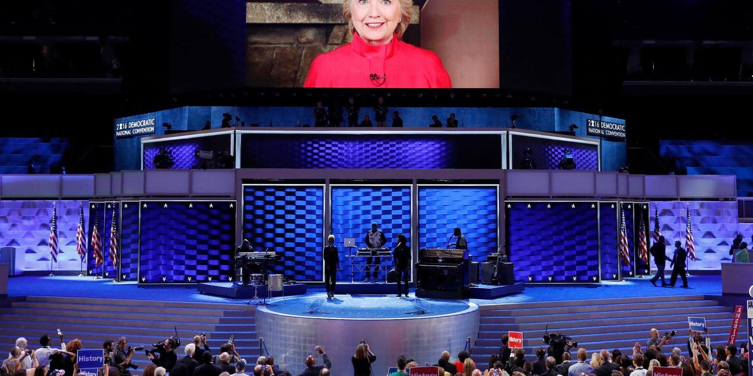 Demokraternas presidentkandidat Hillary Clinton framträdde via videolänk för att tacka delegaterna vid det pågående konventet i Philadelphia.