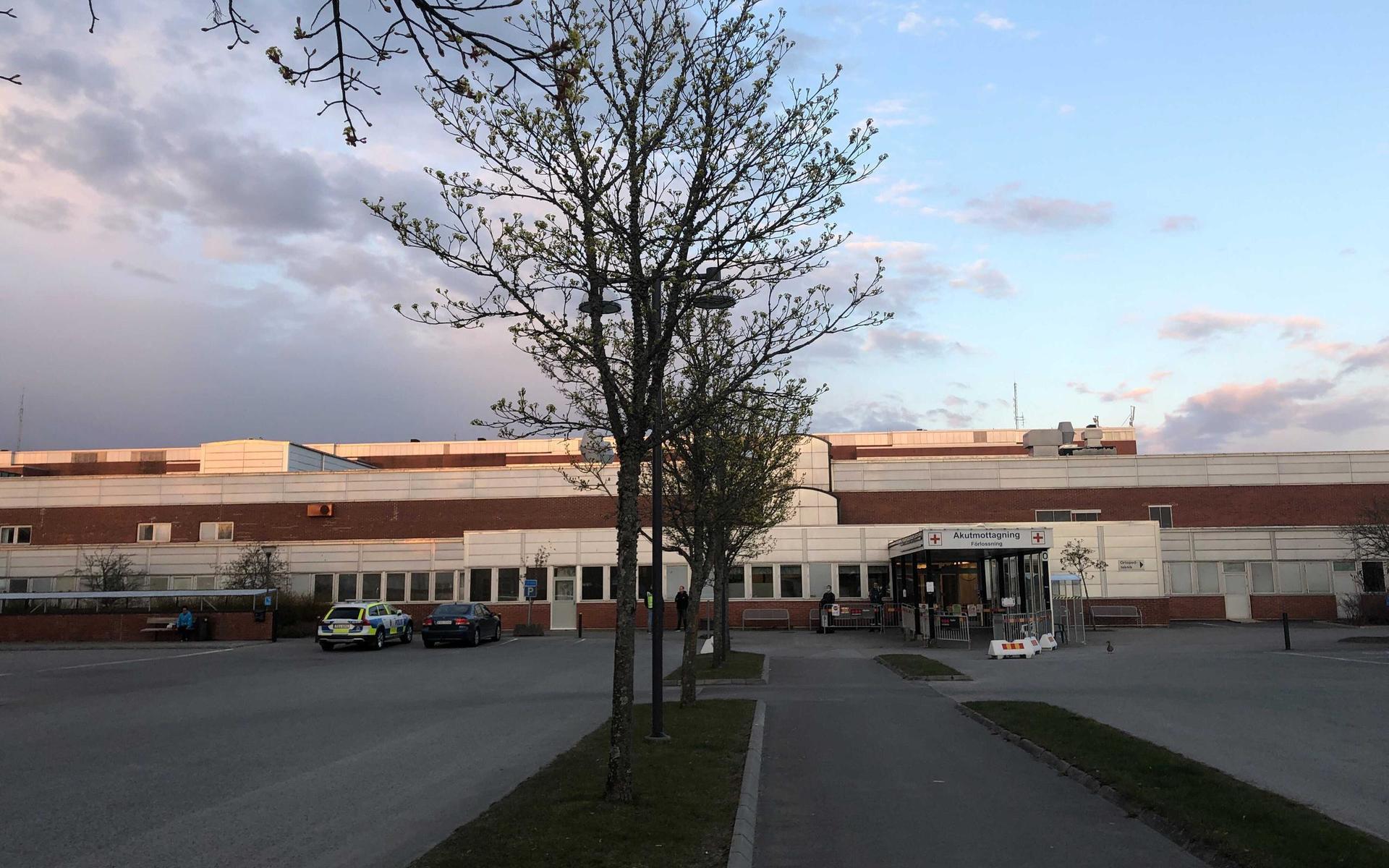 Personen har förts till Varbergs Sjukhus där även polis finns på plats