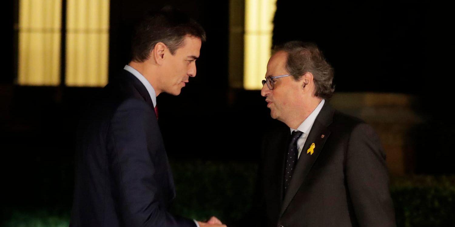 Spaniens premiärminister Pedro Sánchez (vänster) och Kataloniens regionpresident Quim Torra före torsdagskvällens möte i Barcelona.