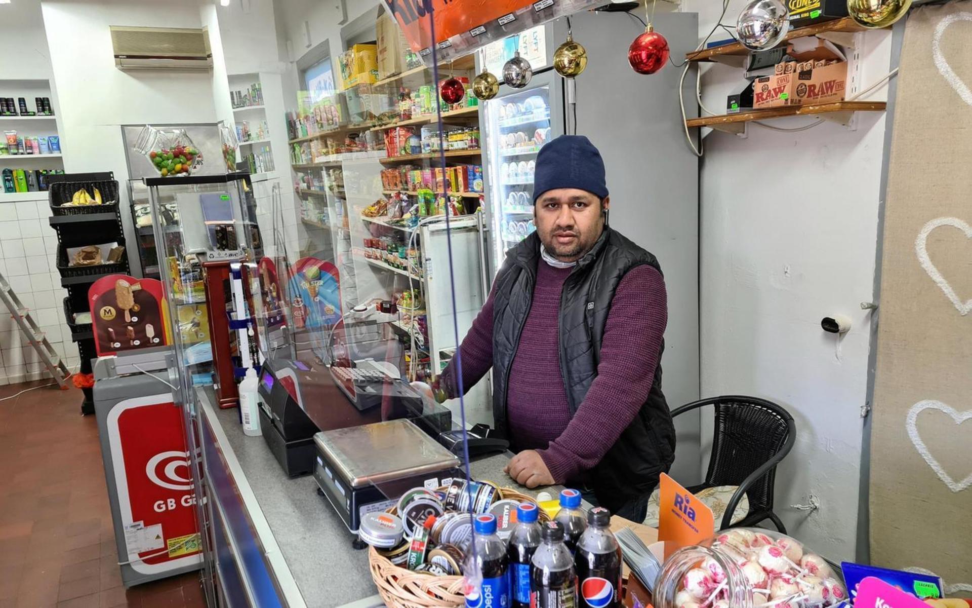 Delmar Hossain äger Daily Livs. Han hoppas att polisen får tag i gärningsmännen efter kvällens rån.