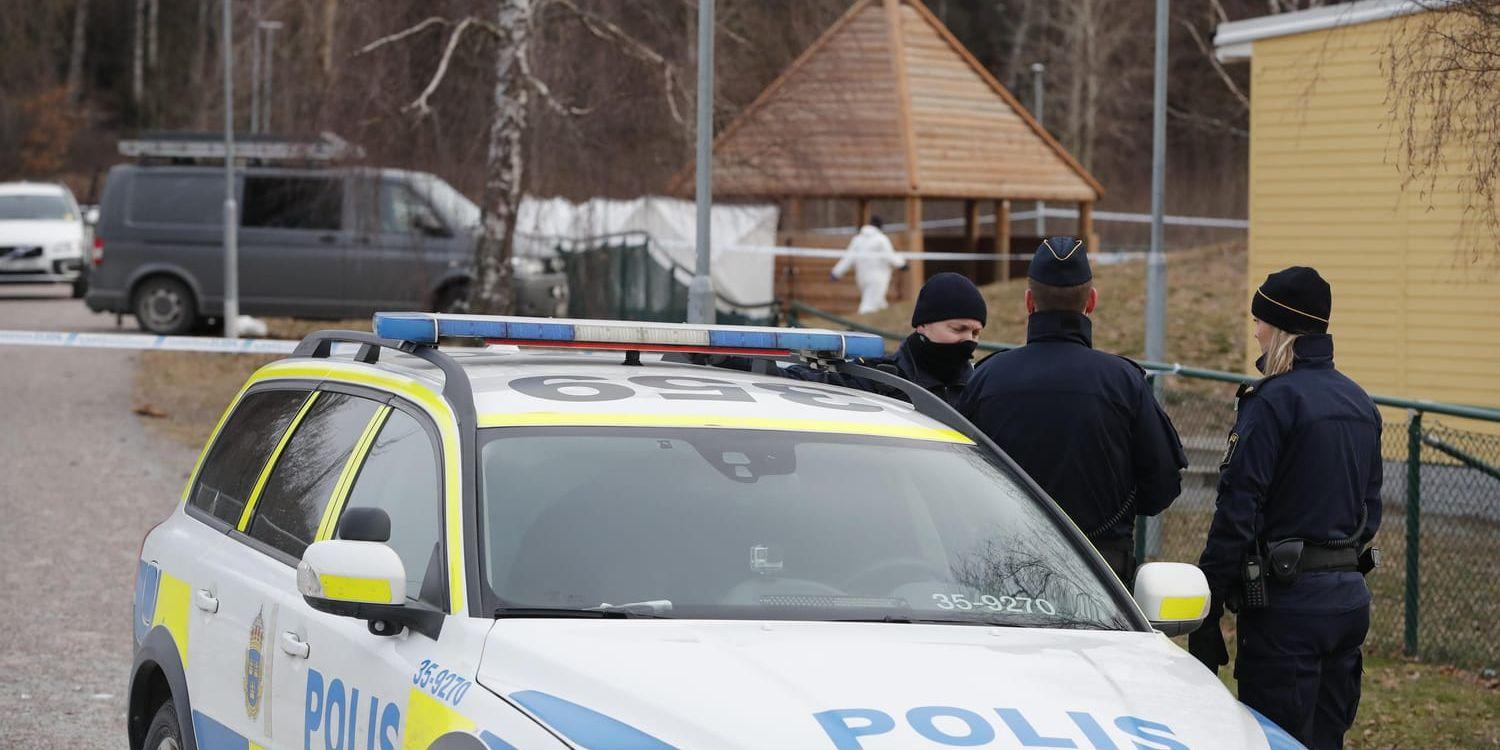 Efter larm om skottlossning i Bro, mellan Stockholm och Enköping, hittades två ihjälskjutna personer.