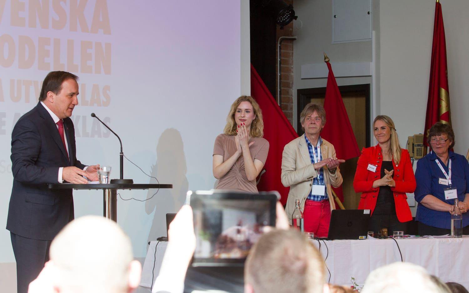 Applåder. Löfven fick ett varmt mottagande av partikamraterna på Hallands distriktskongress. Bild: Jonatan Gernes