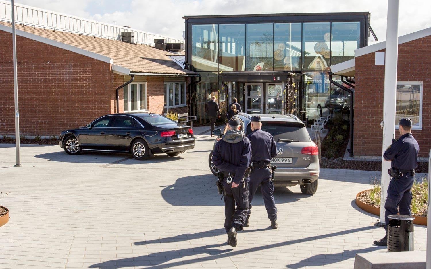 Statsministern anlände till Campus Laholm i en mörk bil i sällskap av sina närmaste medarbetare och livvakter från säkerhetspolisen. Flera poliser bevakade byggnaden. Bild: Jonatan Gernes