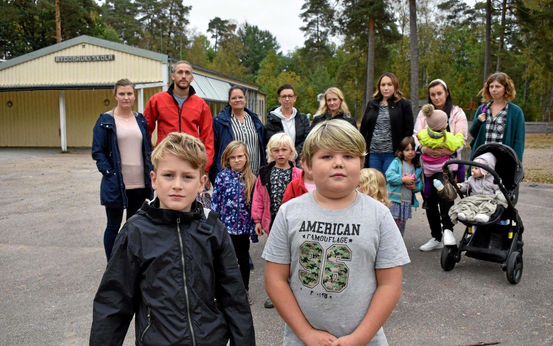 1 oktober. Centerpartiet föreslår en nedläggning av Rydöbruks skola. Detta vållar starka reaktioner i den lilla byn och barnfamiljerna drar igång en egen namninsamling. 765 namnunderskrifter överlämnas senare till oppositionsrådet Anna Roos (C).