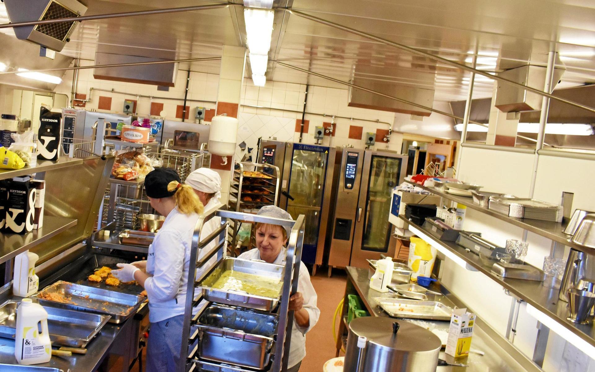 4 juni. I Örnaskolans kök är arbetsmiljön trång och det tillagas fler portioner under en dag än vad det är byggt för. Lägsta kostnaden för att bygga om köket beräknas till 25 miljoner kronor.