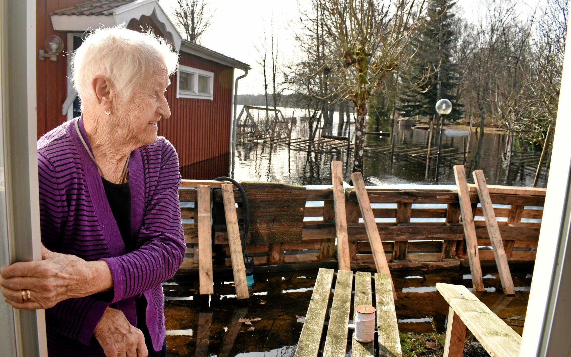 24 februari. Trädgården vid Anna-Lisa Everås hus i Ekenäs blev en del av sjön Stora Färgen under översvämningarna som drabbade Halland i februari. Två veckor senare kunde HP rapportera att vattennivåerna var under kontroll.