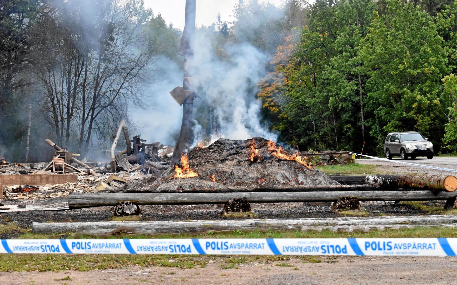 30 september. Sågverket i Håknaböke utanför Femsjö brann ned. Polisen spärrade av brandplatsen, men kunde sedan inte göra en teknisk utredning, på grund av asbest i brandresterna. 