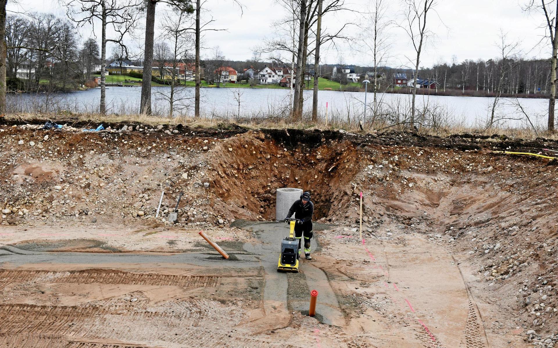 19 mars. Bostadsprojektet på marknadsplatsen intill Sjögårdssjön i Torup inleddes av Kenneths Bygg och Marknadsplatsen Fastigheter i Halland. Inflyttning i de 25 hyresrätterna är planerad till april 2021.