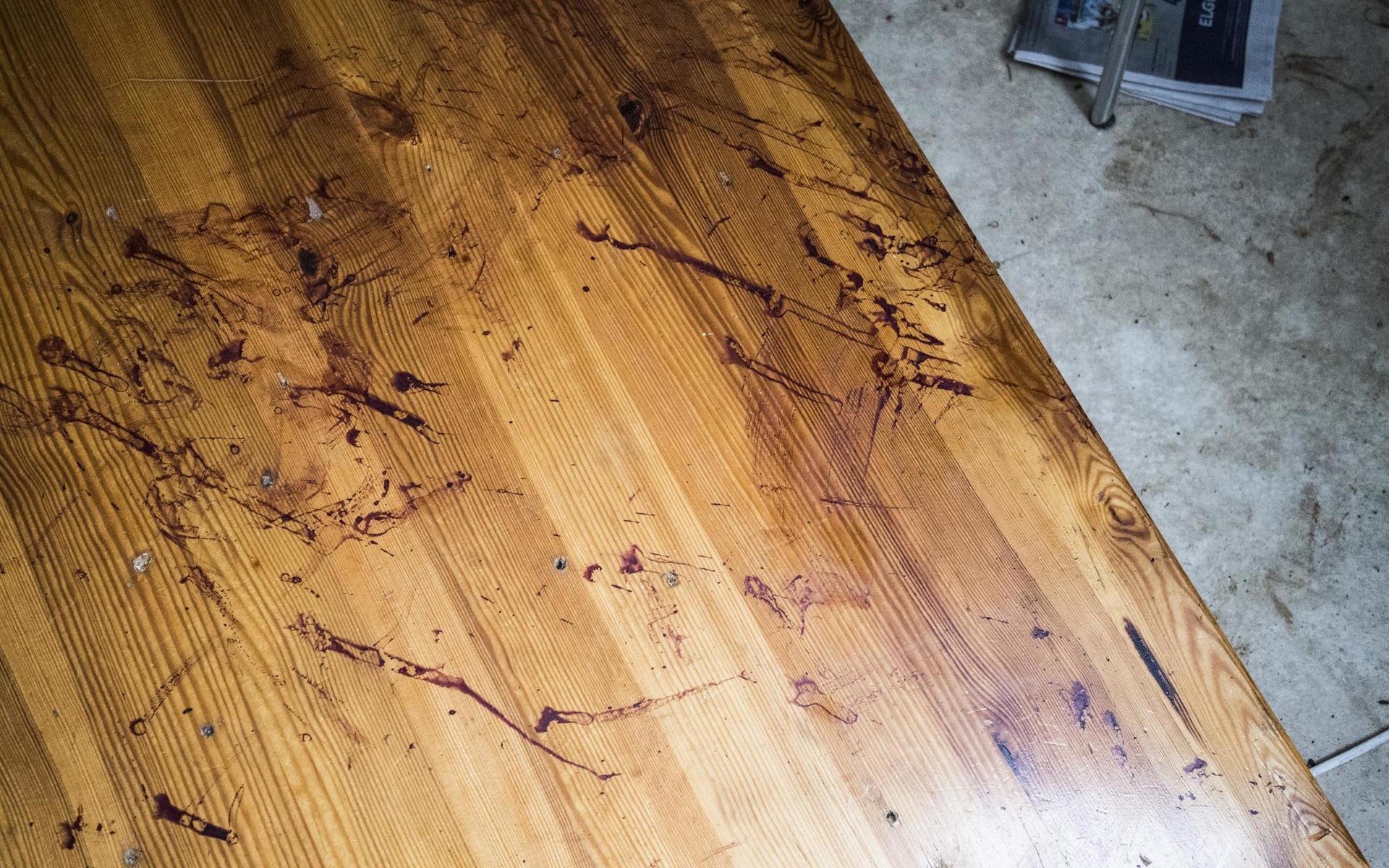 Efter den våldsamma natten var det fullt av blodspår i lägenheten, bland annat på golvet.