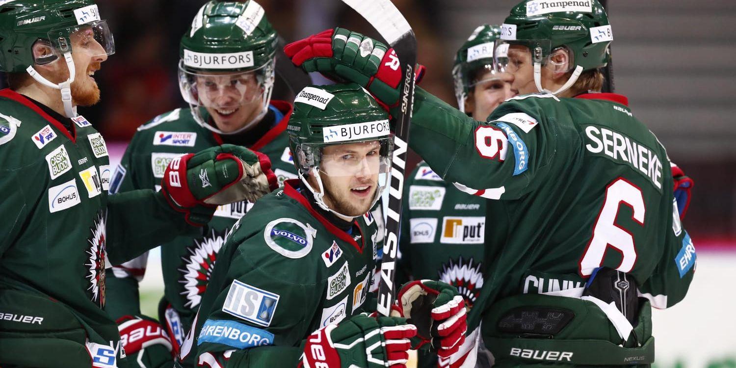 Frölundas Matt Donovan i mitten har kvitterat till 1-1 under lördagens ishockeymatch i SHL mellan Frölunda HC och Luleå HF i Scandinavium.