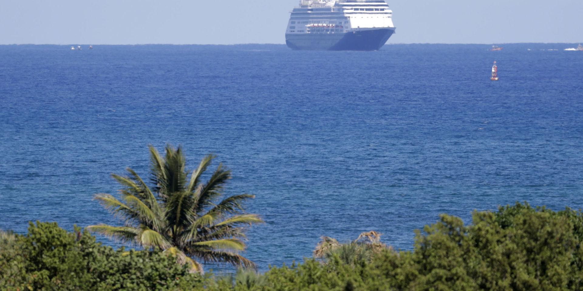 Kryssningsfartyget MS Zaandam närmar sig hamnen i Fort Lauderdale i Florida efter att myndigheterna givit det klartecken till att lägga till.