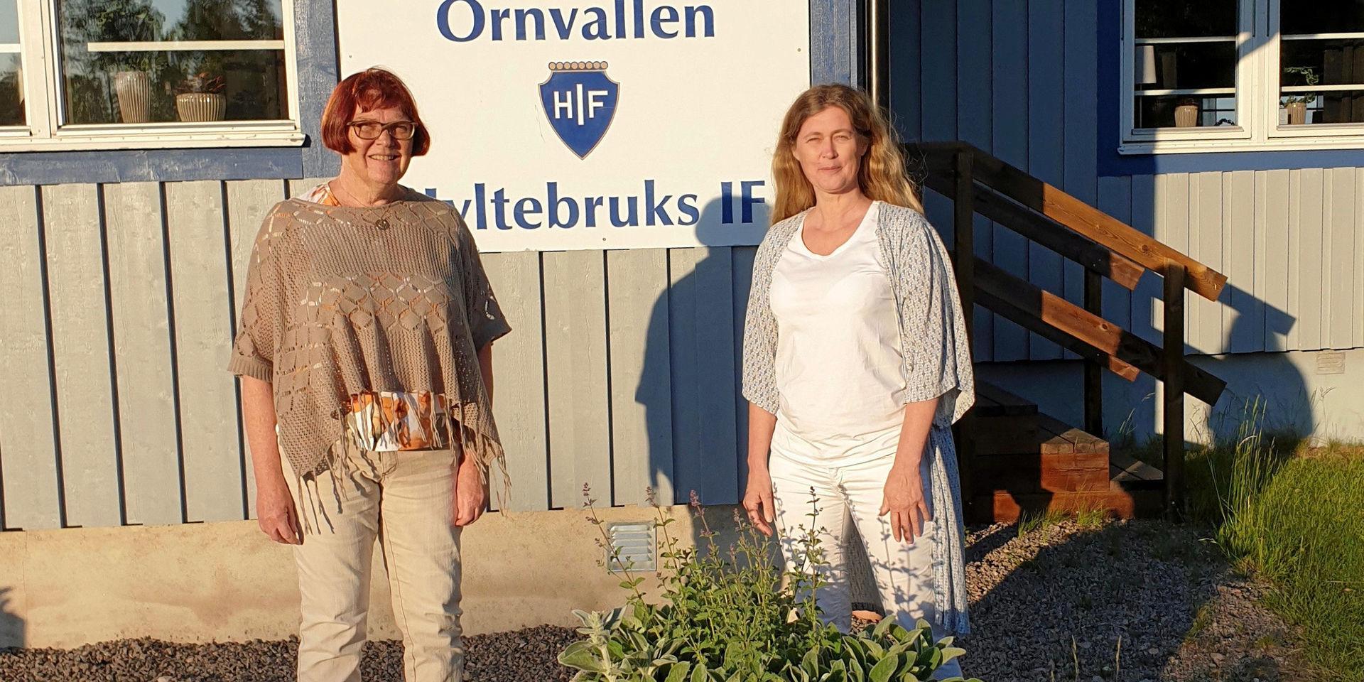 Solbritt Karlsson (till vänster) och Carina Åhman delar på ordförandeskapet i Hyltebruks IF.