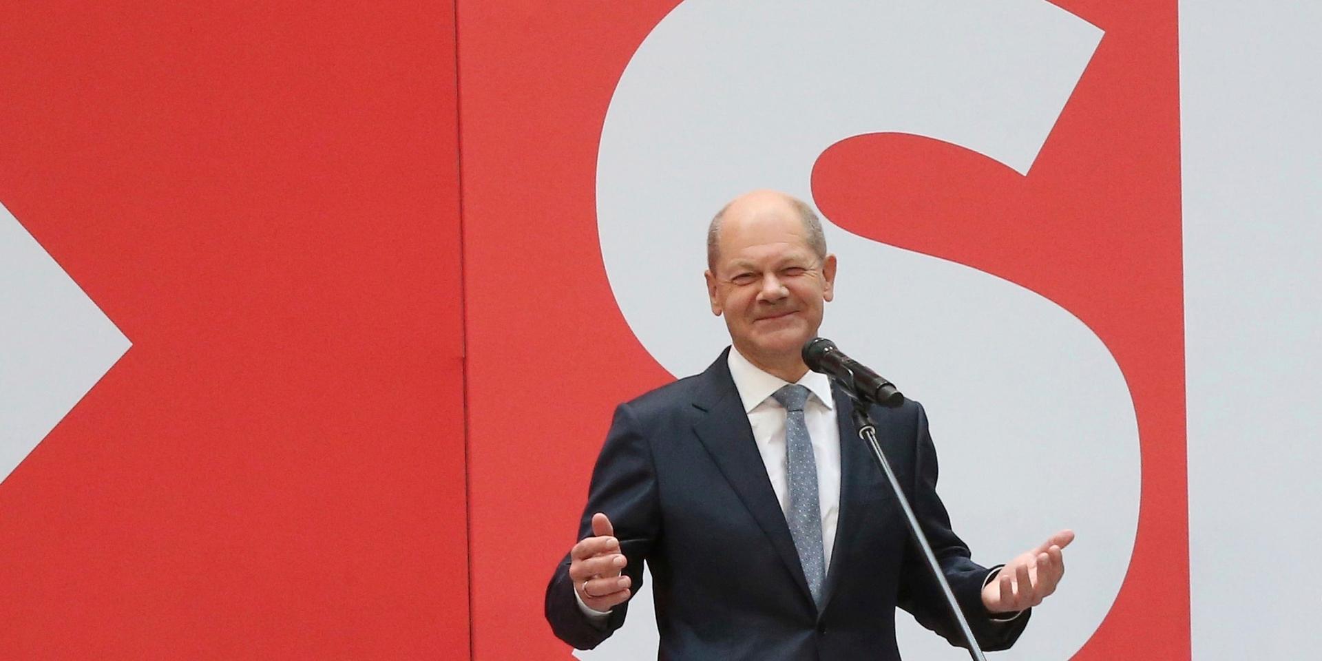 SDP:s Olaf Scholz har under dagen talat i partiets högkvarter i Berlin.