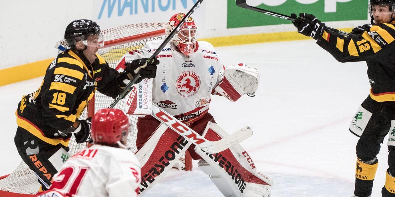 <strong>SHL-stjärnor i aktion.</strong> Pontus Petterström (nr 18) gjorde båda målen när Skellefteå AIK vann träningspremiären mot Troja/Ljungby i Halmstad arena.