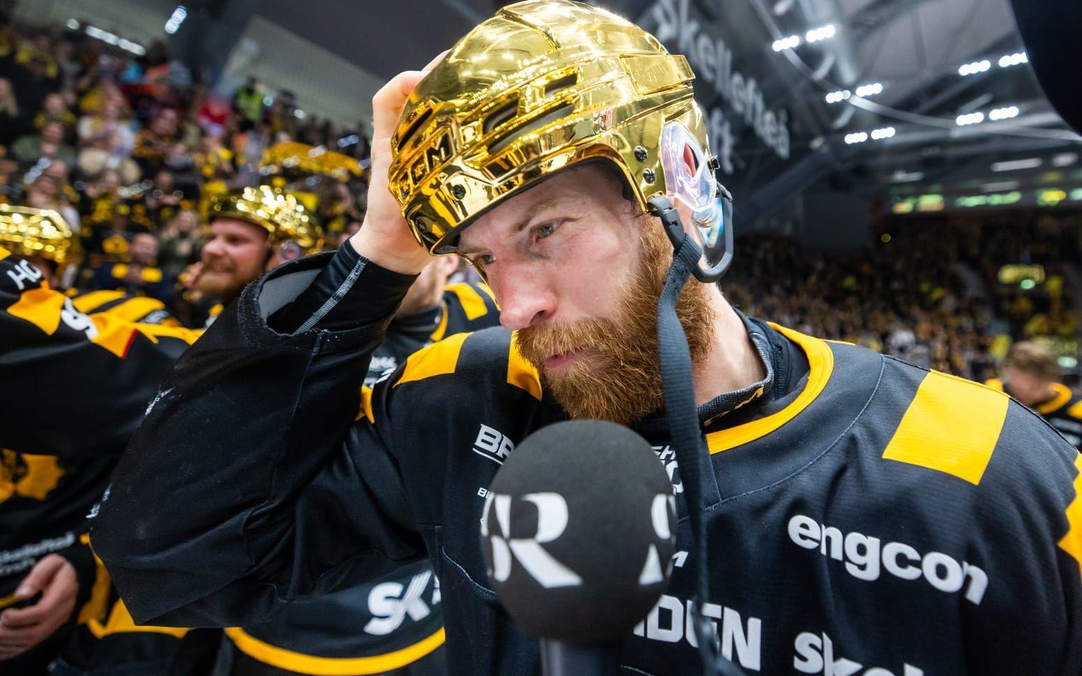Skellefteås Oscar Lindberg intervjuas med guldhjälmen på.