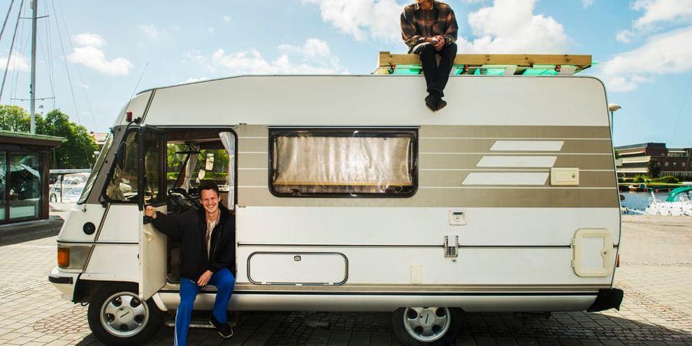 World citizen tour. Rickard Fredborg i förarsätet och Pontus Johansson, på taket, reser i sommar med husbil genom Europa. De ska med hjälp av konst och kultur lära känna människor och undersöka begreppet världsmedborgare.