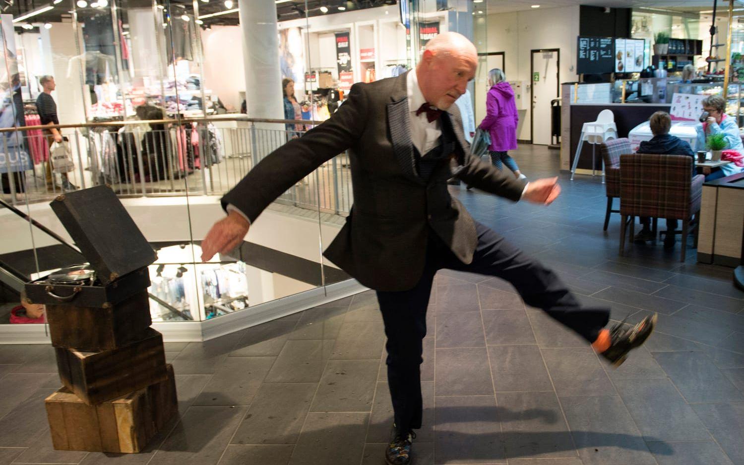 Desperate Men fick hålla sin show ”Slapstick & Slaughter” i Gallerian när regnet stoppade dem från att uppträda på Stora torg. Bild: Johan Persson