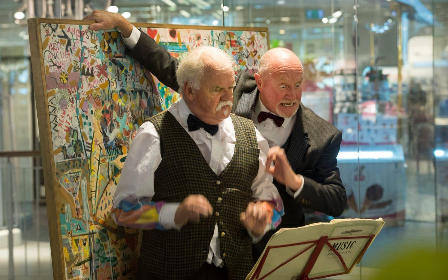 Desperate Men fick hålla sin show ”Slapstick & Slaughter” i Gallerian när regnet stoppade dem från att uppträda på Stora torg. Bild: Johan Persson