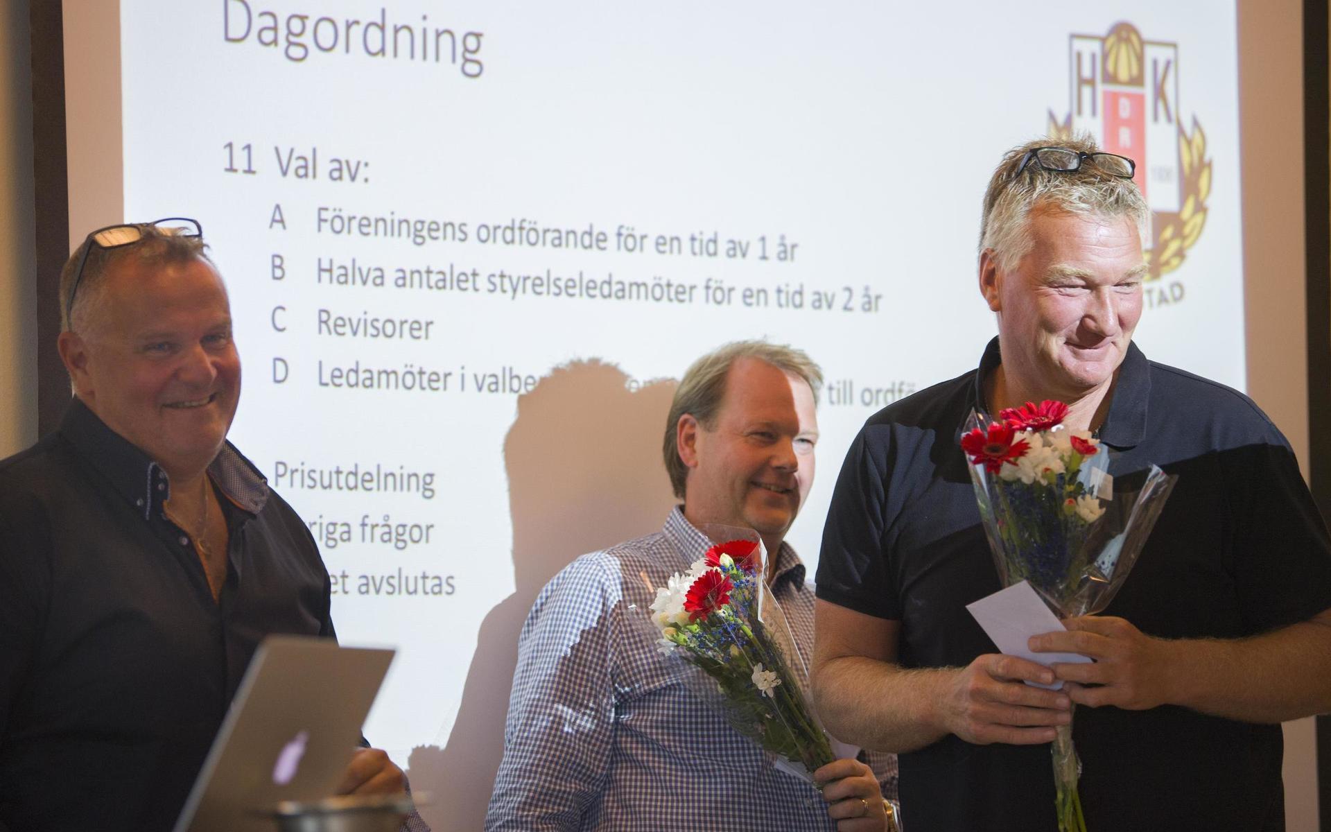 Drotts omvalde ordförande Björn Kullenberg belönade Drotts tränarduo Johan Hedlund och Thomas Sivertsson med blommor.