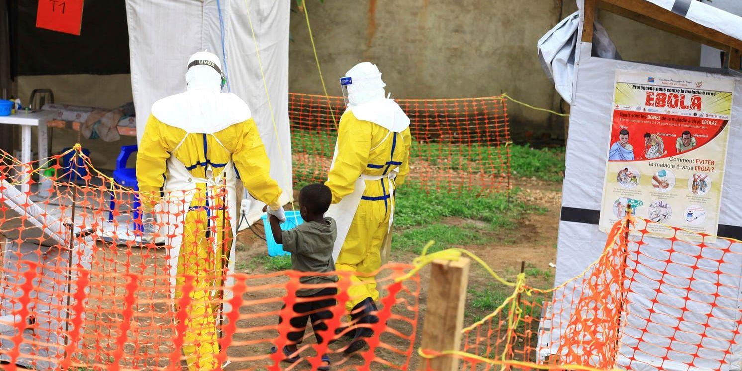 Vårdpersonal med en pojke som misstänktes ha smittats av ebolavirus i november 2018. Arkivbild.