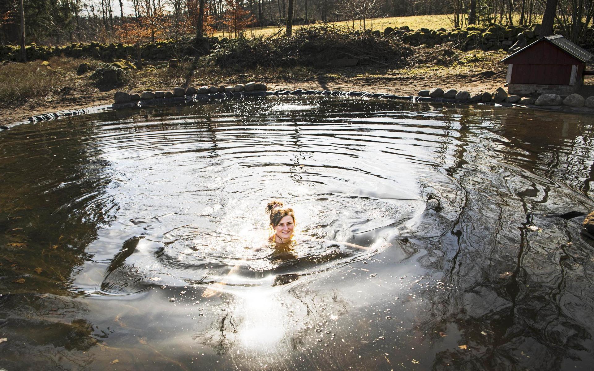 Felicia Garellick simmar i poolen året runt.