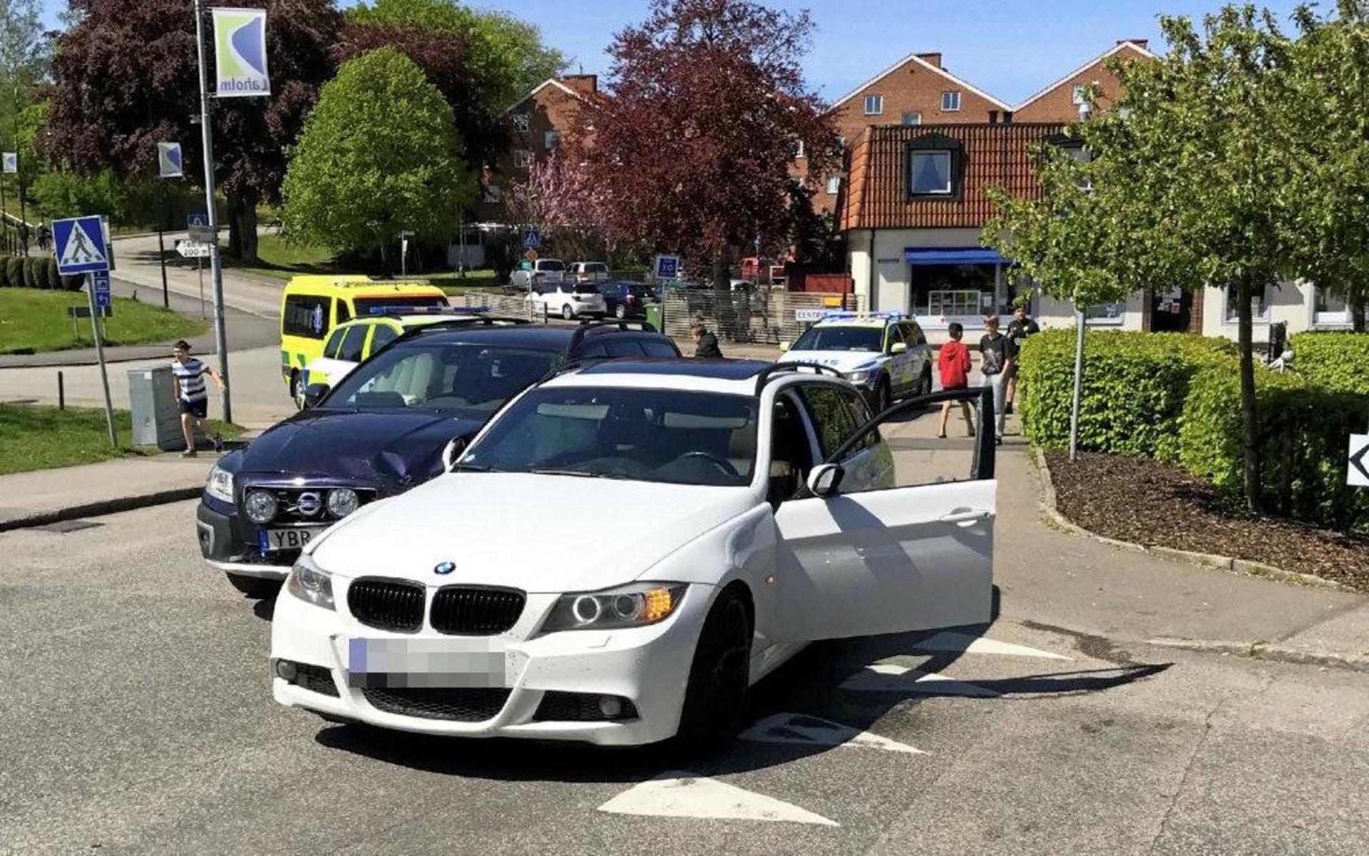 En polis fick hoppa undan för att inte bli påbackad av den vita BMW:n som sedan prejades av en civil polisbil på Humlegången i Laholm.