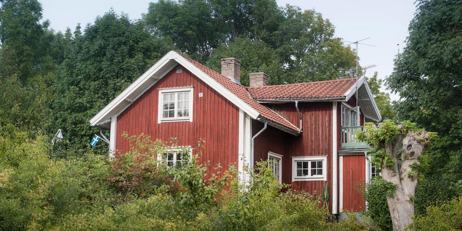 Norrmännen fortsätter att köpa svenska fritidshus, enligt SCB. Företrädare för mäklarbranschen säger att den låga kronkursen spelar roll.