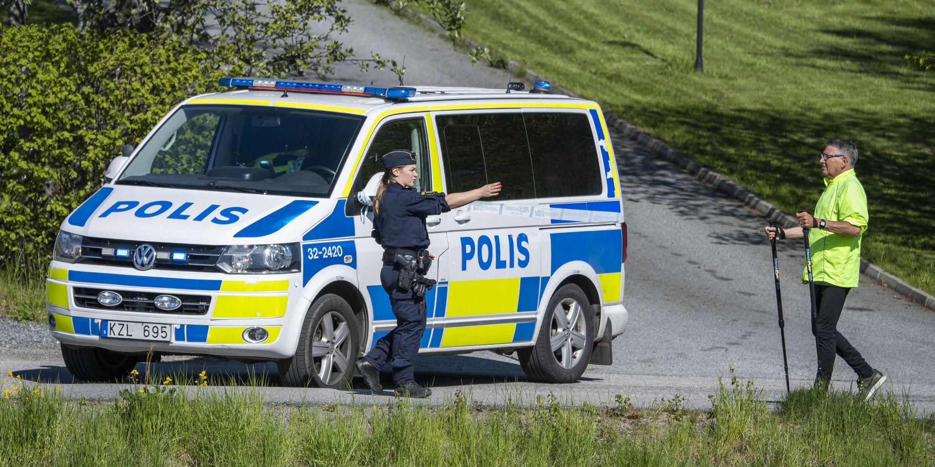 Polis bistår räddningstjänsten sedan en ultralätt flygfarkost kraschlandat i Tyresö utanför Stockholm.