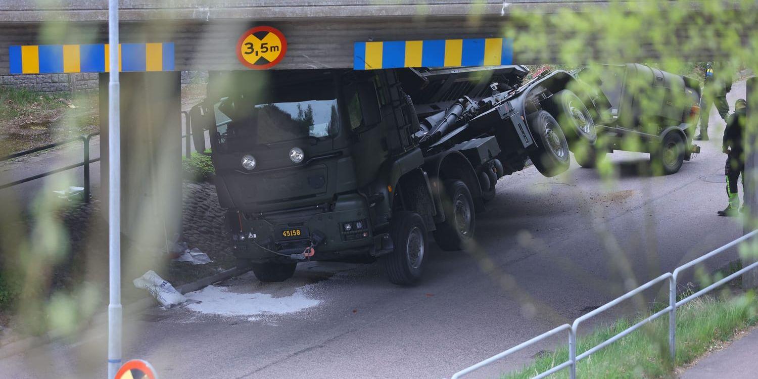 Militärfordon kolliderade med viadukt – tågtrafiken stoppad — image 4