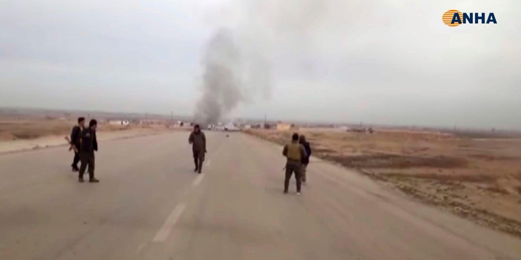 Kurdiska soldater utposterade där en självmordsbombare attackerat en militärkonvoj.