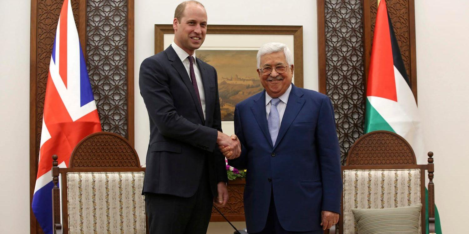 Prins William hälsar på den palestinske presidenten Mahmud Abbas i Ramallah på den ockuperade Västbanken.