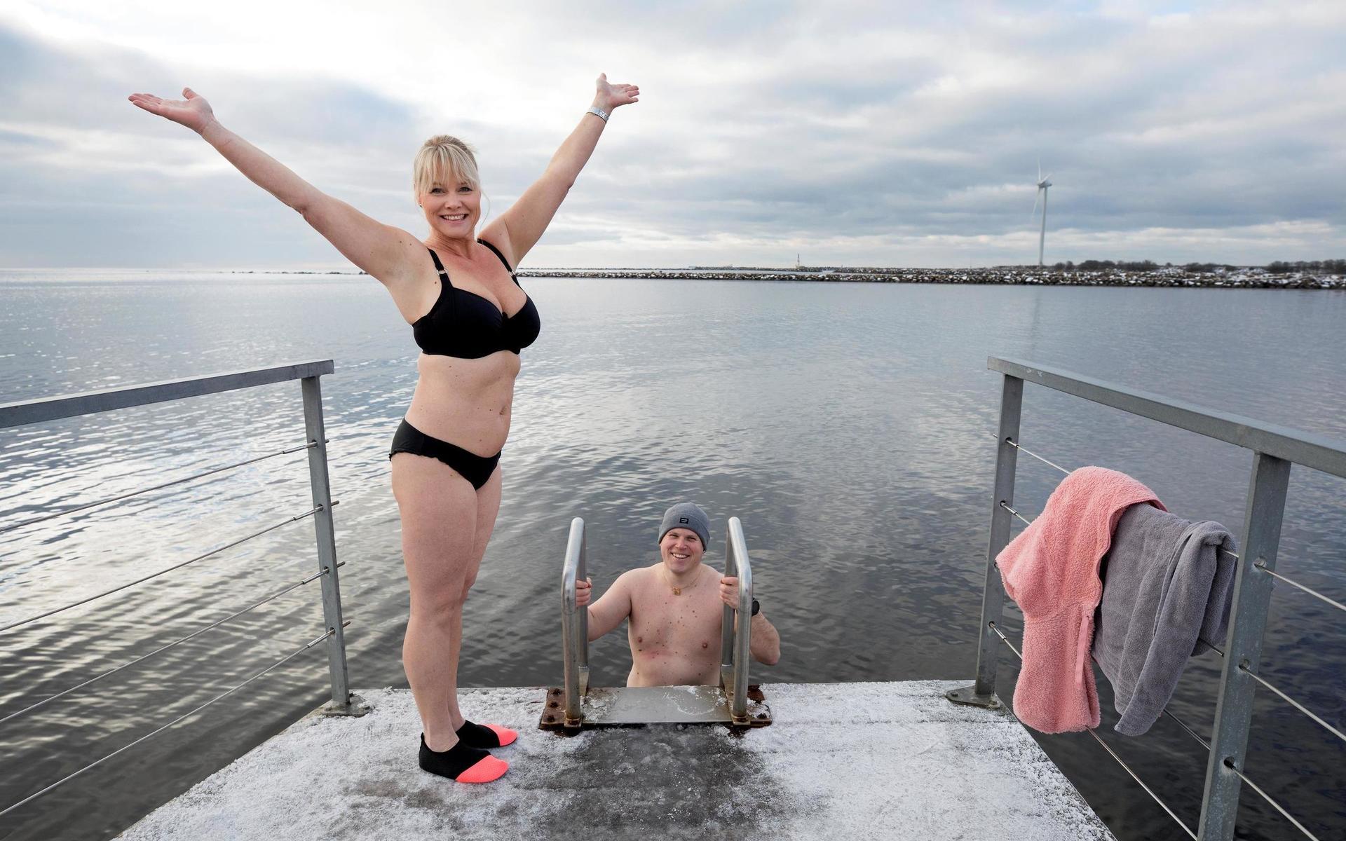 Välkommen vackra vinterdag! Sophia Andersson och pojkvännen Alexander Hellberg njuter av ett snöigt bad i Skrea.