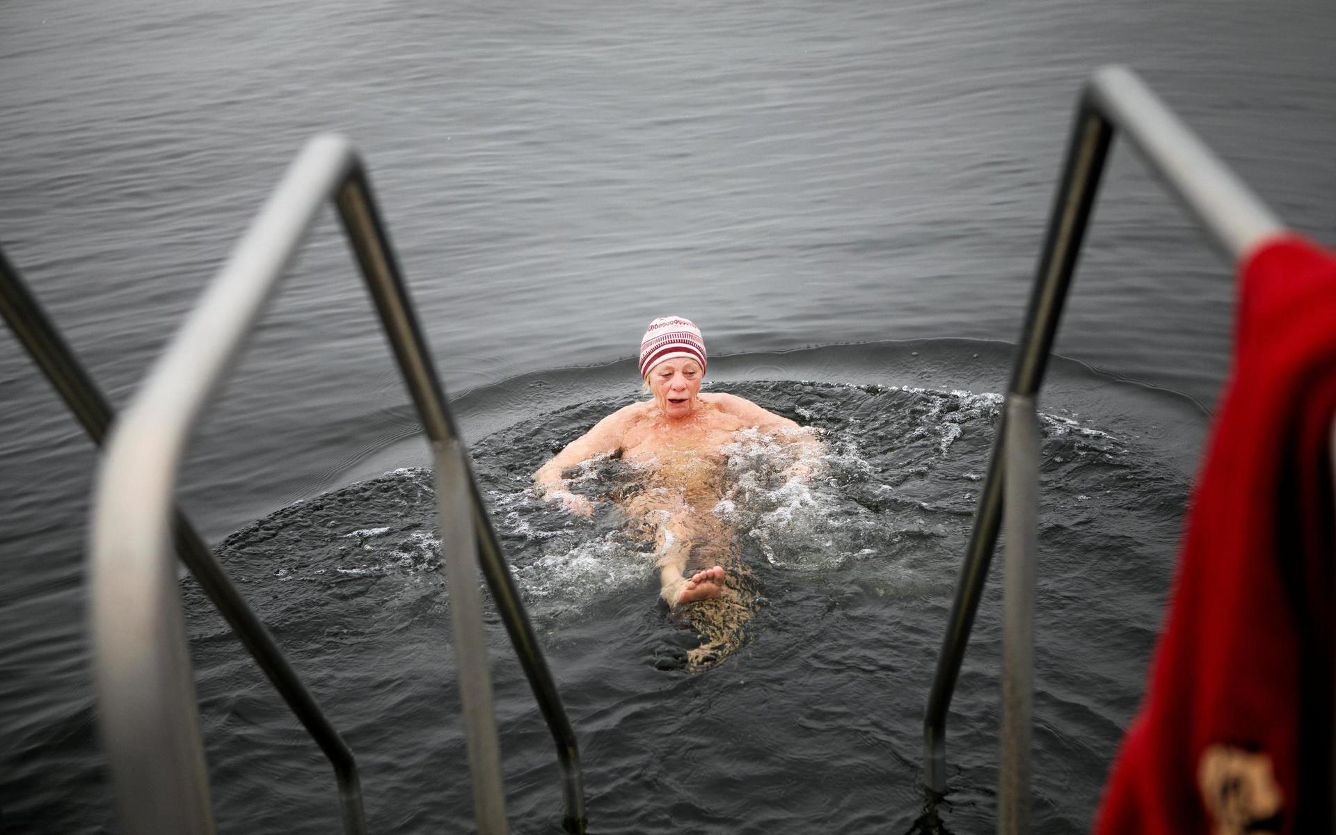 Vid kalla temperaturer väljer Barbro Strömqvist att ha mössan på sig under badet.