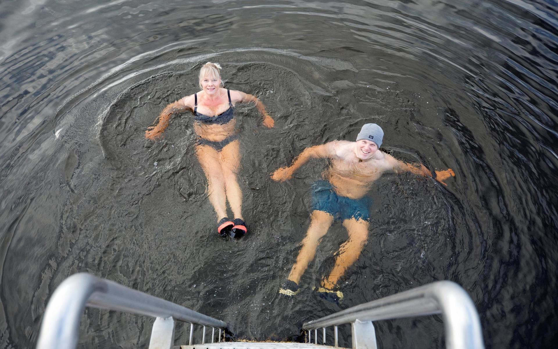 Sophia Andersson och Alexander Hellberg tar gärna några simtag när de vinterbadar.