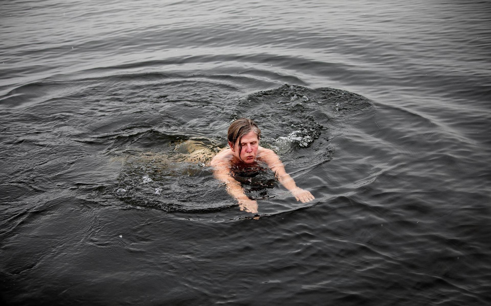 De lugna andetagen är till god hjälp när Anne Andersson simmar i det två grader varma havet.