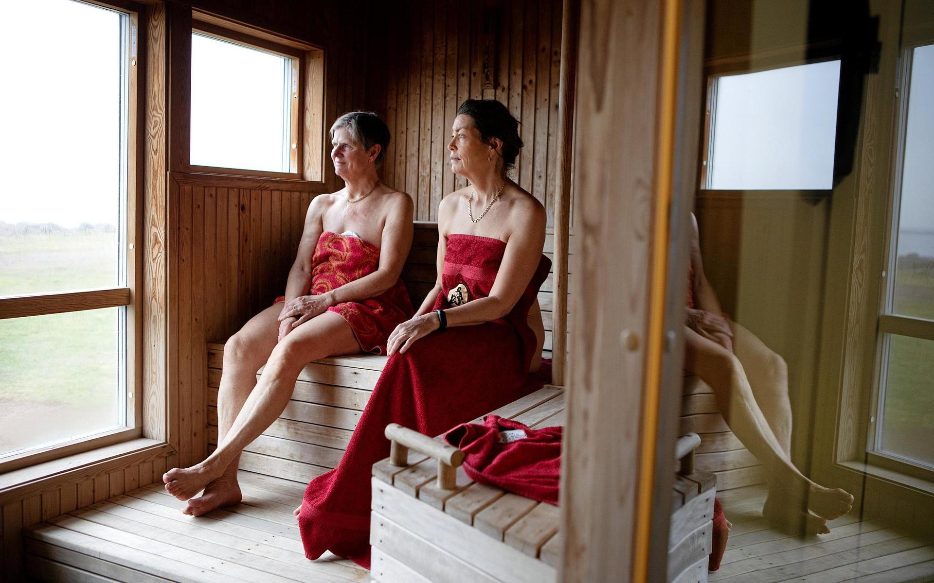 Att basta mellan baden gör att man kan gå i flera gånger, säger Anne Andersson och Monica Christensen.