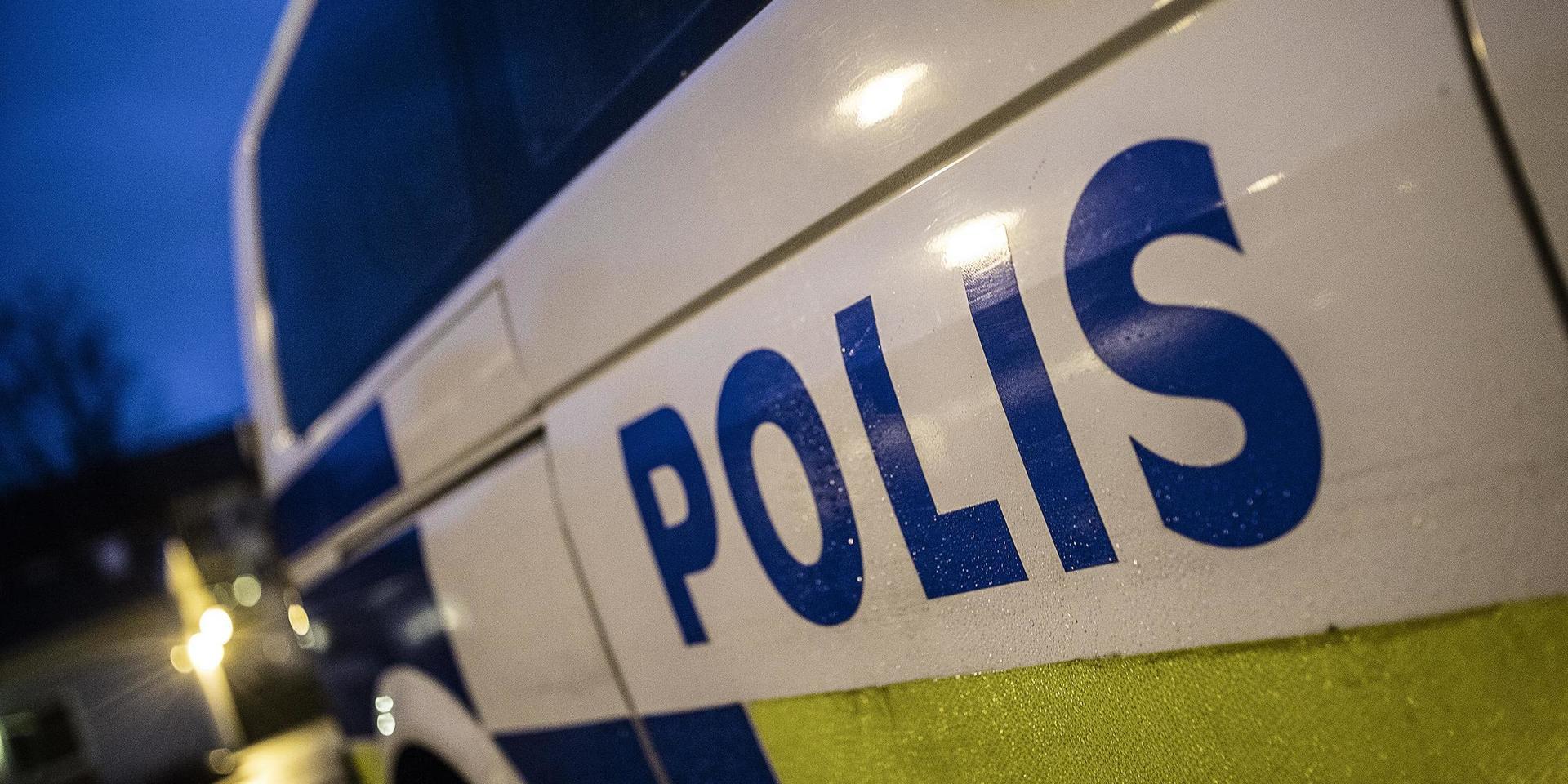 Polisen har skrivit en anmälan om misshandel efter att en man dumpades med skador utanför Hallands sjukhus Halmstad.