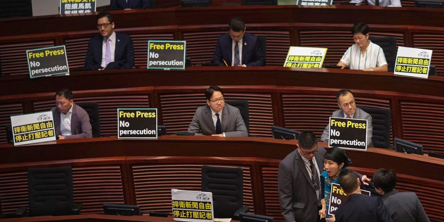 Parlamentsledamöter i Hongkong demonstrerar för pressfrihet efter att de regionala myndigheterna i oktober vägrade förnya en utländsk journalists visum.