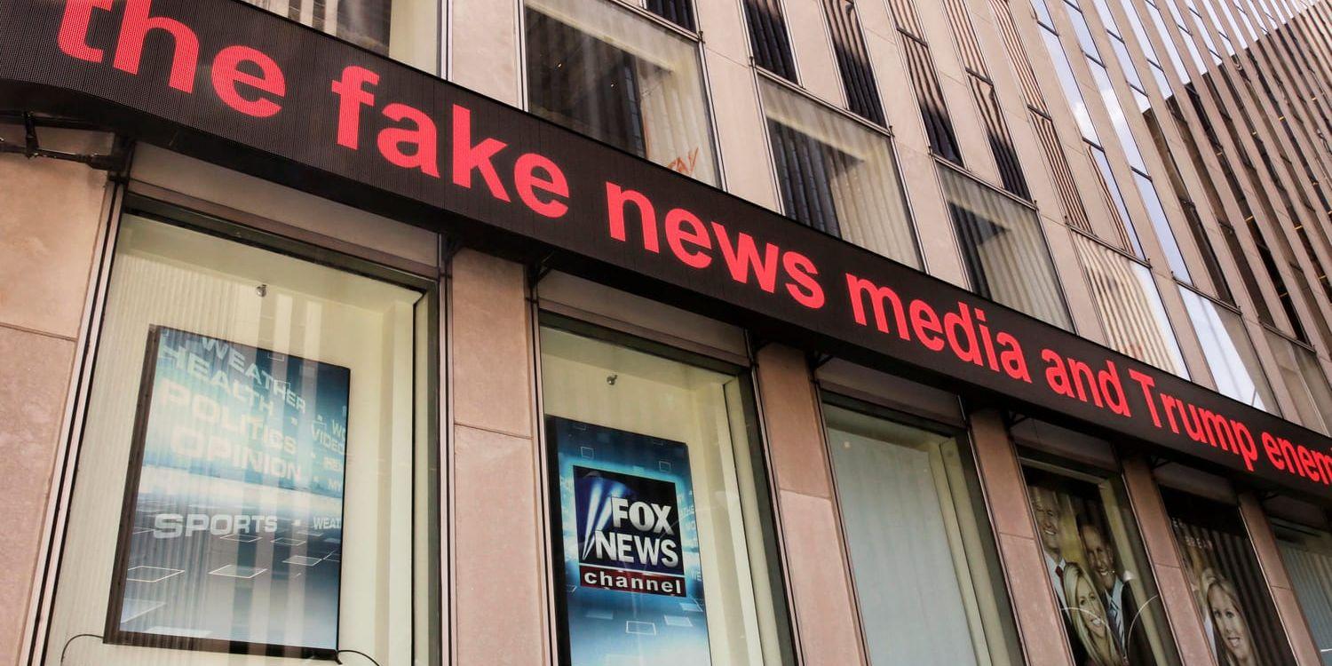 Fox News kontor i New York, med en text om "fake news". Arkivbild.