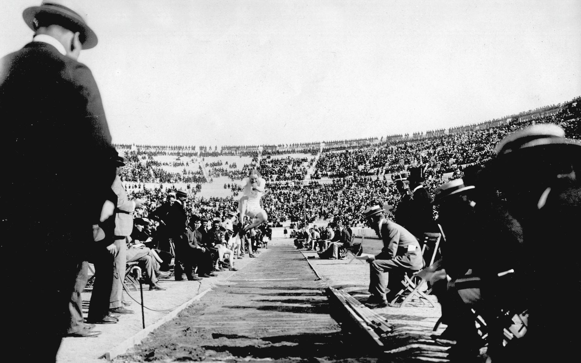 Hjalmar Mellander, IFK Halmstad hoppar för OS-guldet 1906 i antik femkamp inför 70 000 åskådare på den majestätiska Panathinaikos-stadion i Aten.