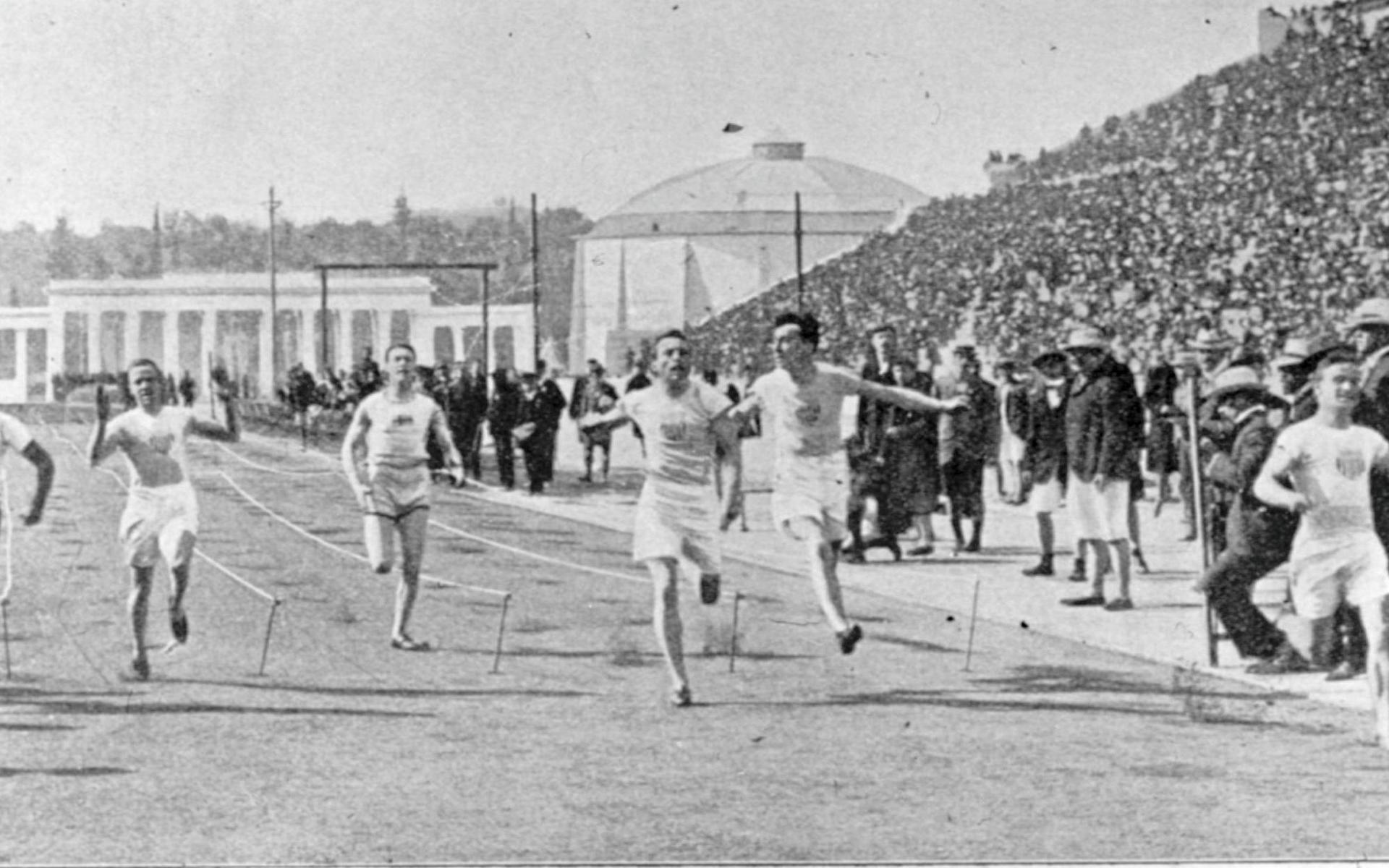 OS-final på 100 meter. Knut ”Knatten” Lindberg var den ende europé som lyckades ta sig till final, där han dock blev sist. Vinner gör amerikanen Archie Hahn längst till höger. 